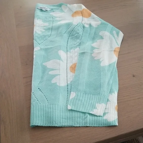 LAST CHANCE Lightweight Knit Daisy Sweater NWOT - Picture 13 of 13